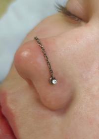 Мастер по пирсингу Мануш